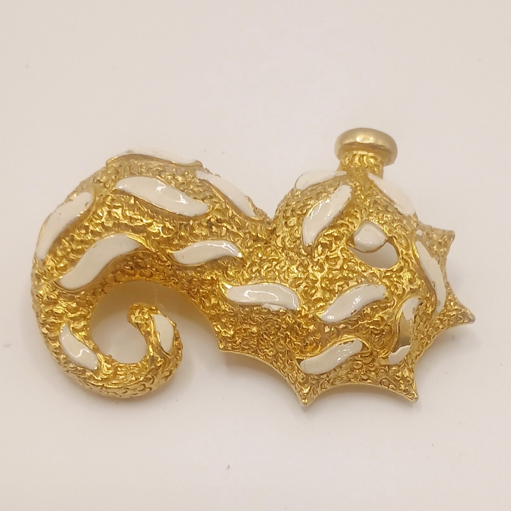 Unsigned Gold Tone Seahorse Brooch 1.5" - Picture 5 of 6
